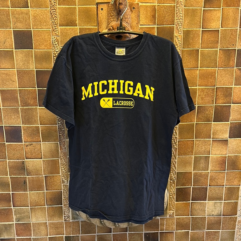 Michigan Lacrosse Navy Blue & Maize Men's M T-Shirt 100% cotton Pre-own.